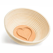 Laden Sie das Bild in den Galerie-Viewer, Gärkorb rund (Brotform, Simperl) aus Peddigrohr mit Muster Herz am Boden