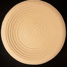 Laden Sie das Bild in den Galerie-Viewer, Gärkorb (Brotform, Simperl) Rund aus Holzschliff, Rillenmuster, 1 Kg, ø=23 cm - 25.stunden.BROT