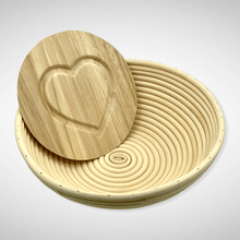 Laden Sie das Bild in den Galerie-Viewer, Gärkorb rund (Brotform, Simperl) aus Peddigrohr mit Muster Sonne am Boden - 25.stunden.BROT