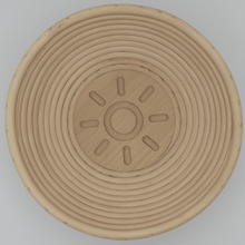 Laden Sie das Bild in den Galerie-Viewer, Gärkorb rund (Brotform, Simperl) aus Peddigrohr mit Muster Sonne am Boden - 25.stunden.BROT