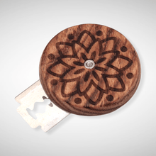 Laden Sie das Bild in den Galerie-Viewer, Teigritzer (Baguettemesser, Bäckermesser) Holzgriff/Rasierklinge "Kreisel" - 25.stunden.BROT