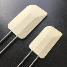 Laden Sie das Bild in den Galerie-Viewer, Teigschaber Metall/Silikon - 25.stunden.BROT