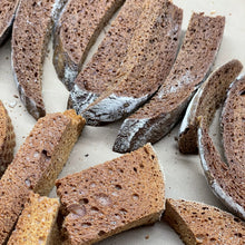Laden Sie das Bild in den Galerie-Viewer, Röstbrot - Altbrot geröstet und gemahlen
