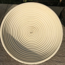 Laden Sie das Bild in den Galerie-Viewer, Gärkorb (Brotform, Simperl) rund aus Peddigrohr - 25.stunden.BROT
