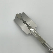 Laden Sie das Bild in den Galerie-Viewer, Teigritzer (Bäckermesser) Holz/Metall mit Rasierklingen - 25.stunden.BROT
